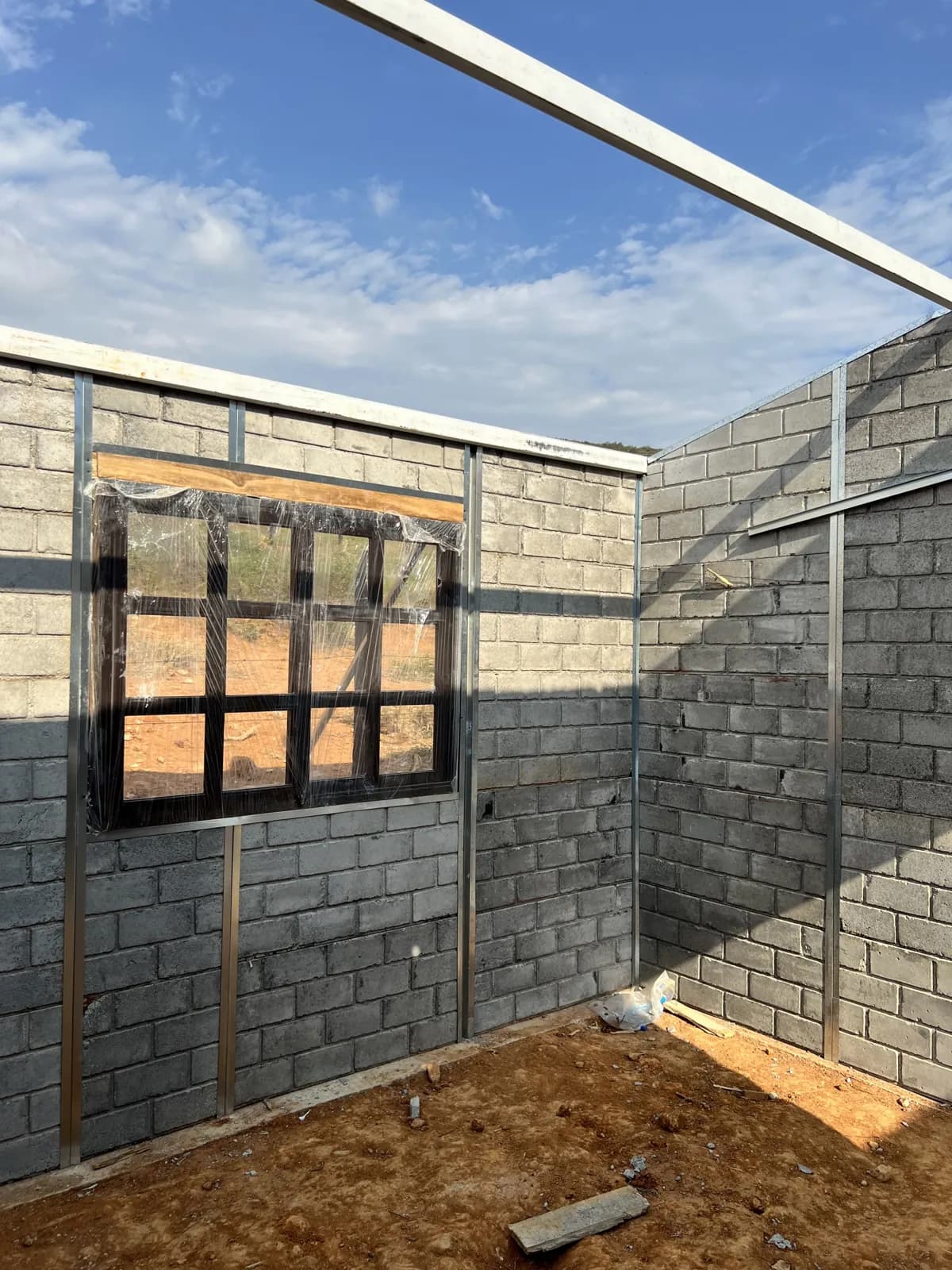 Muros con ventana instalada, interior en obra