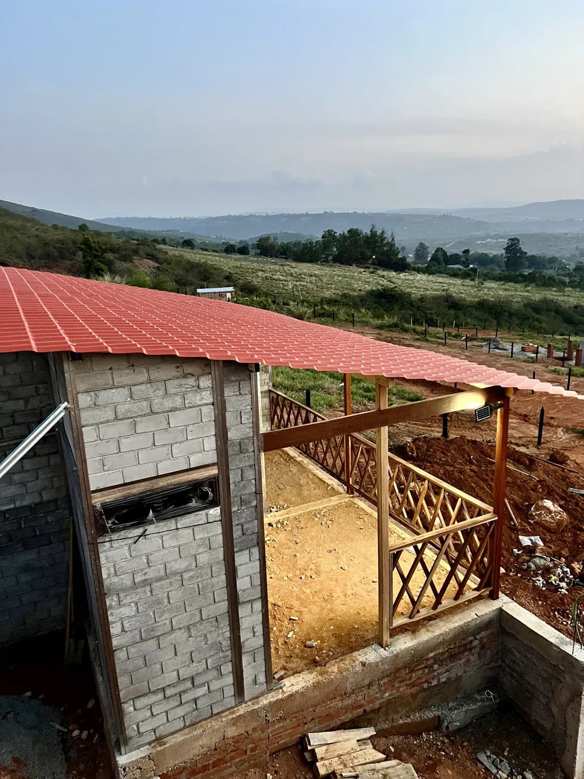 Cubierta y baranda de madera en montaje