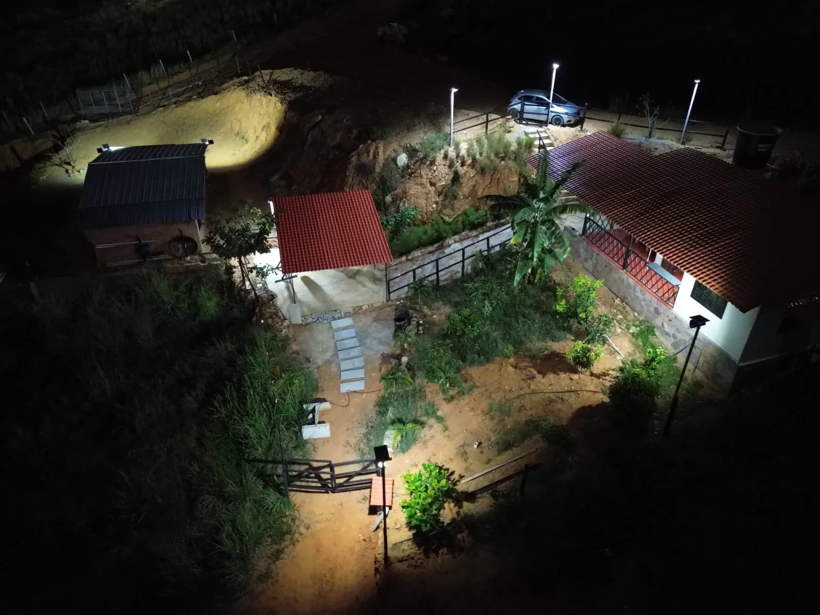 Casa Diamante de noche, vista aérea con iluminación exterior