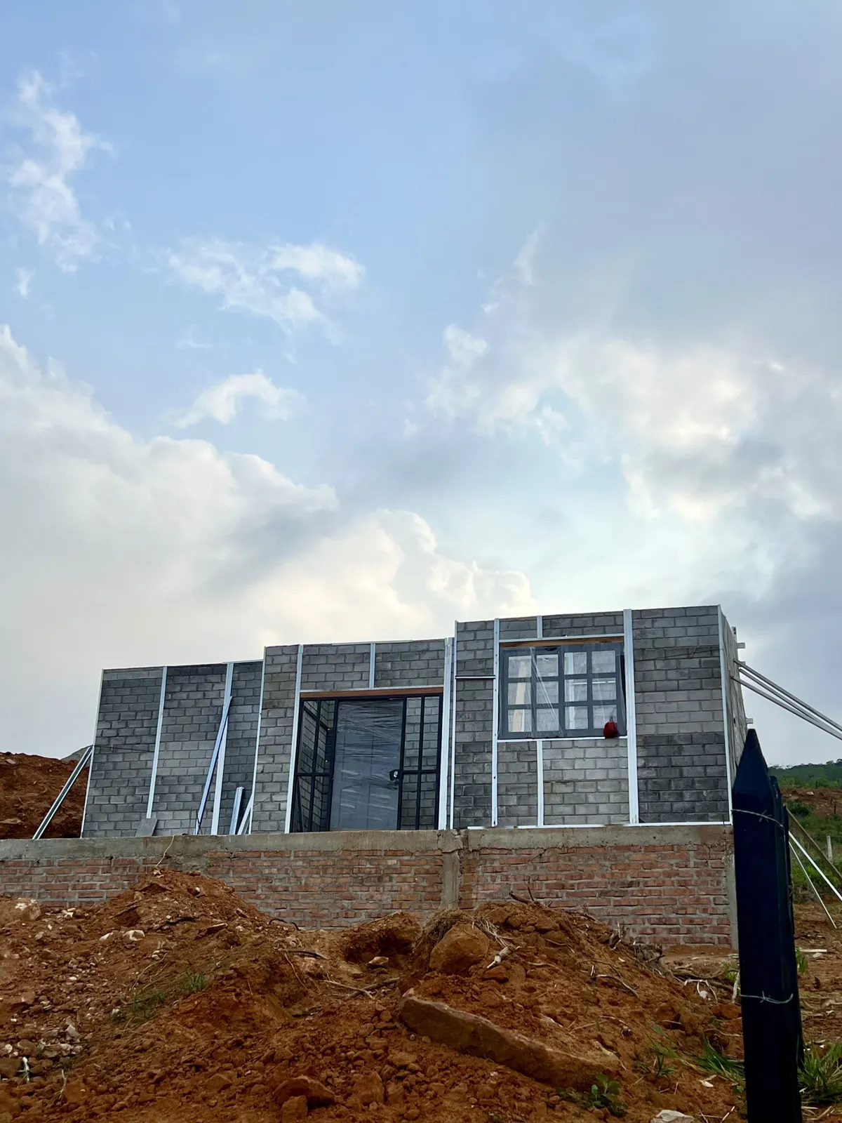 Fachada en obra negra de la Diamante