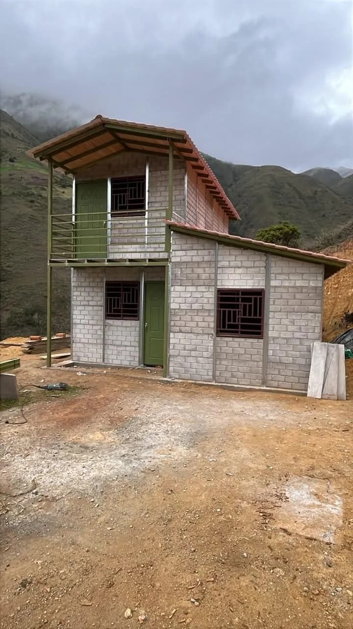 Casa Laguna en terreno de montaña
