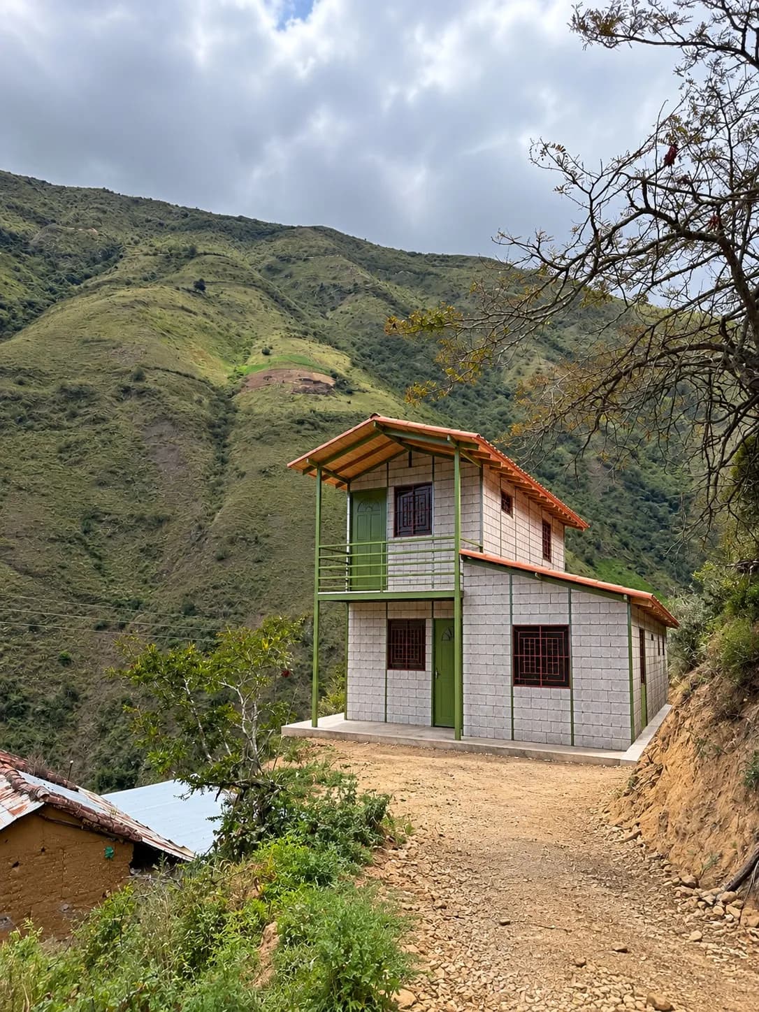 Casa Laguna en su entorno, con el valle al fondo