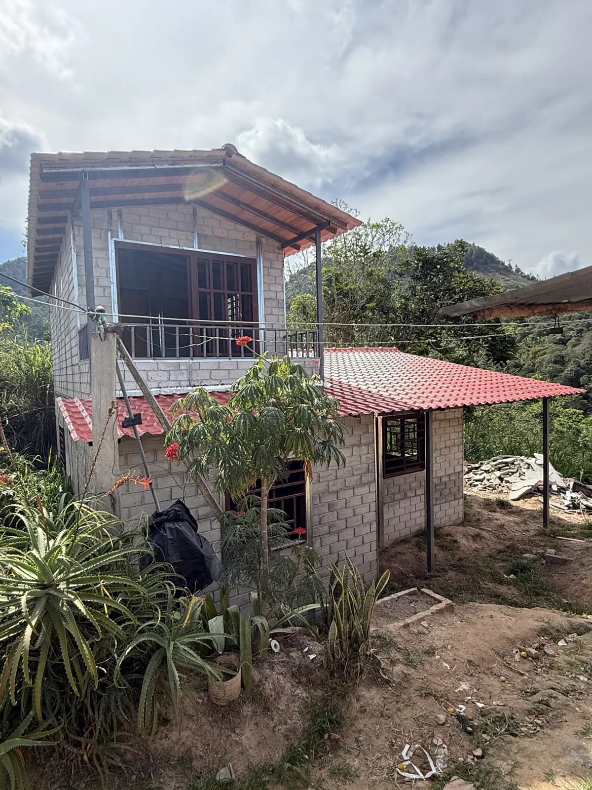 Casa Motoso entregada, rodeada de jardín
