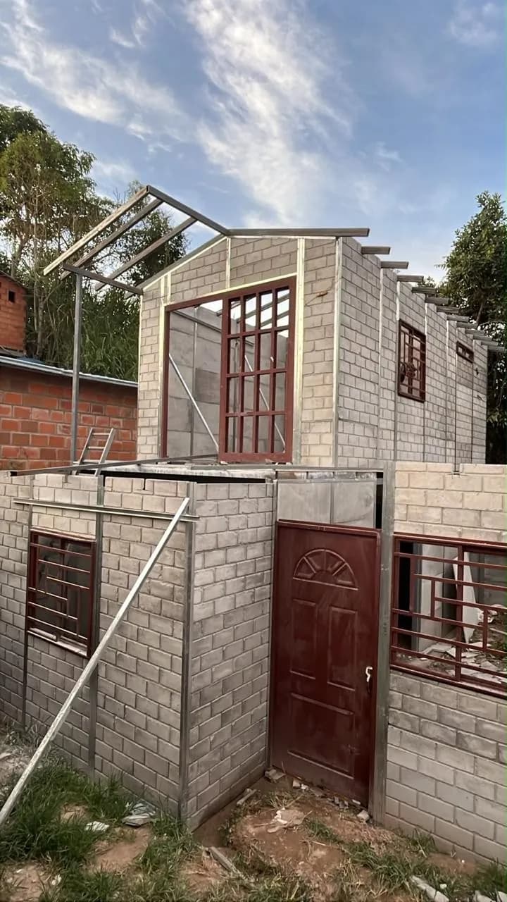 Casa Motoso en montaje: estructura metálica y muros
