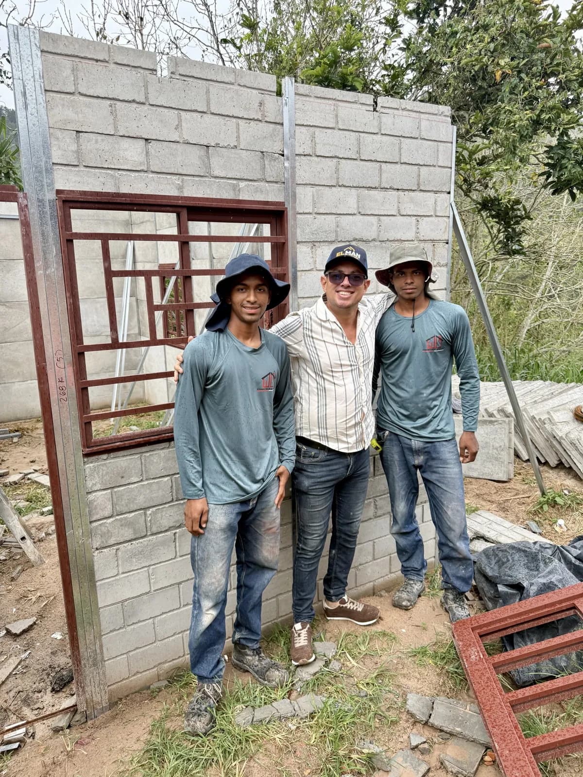 Equipo de ConstruExpress en la obra de una casa Motoso