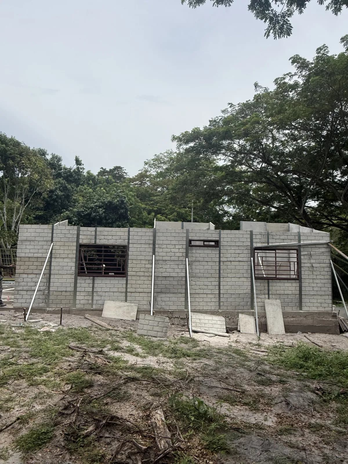 Muros prefabricados de Villa Rito con ventanas instaladas