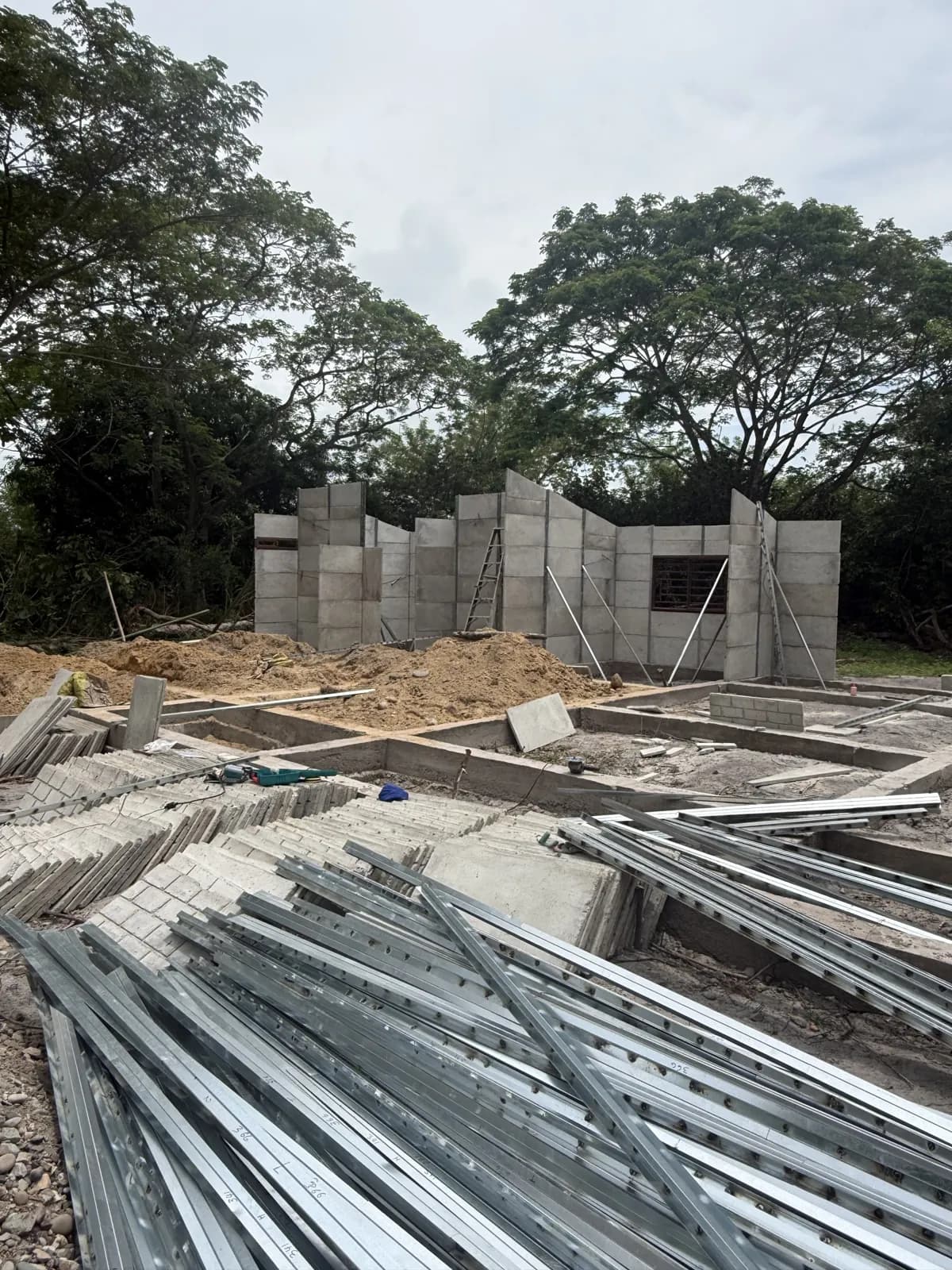 Perfilería metálica y paneles de Villa Rito en obra