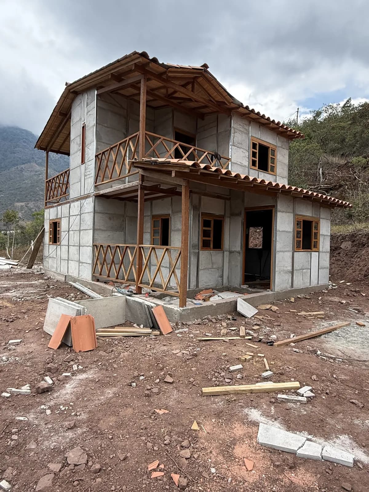 Casa Siaga en montaje: estructura de dos niveles y balcón