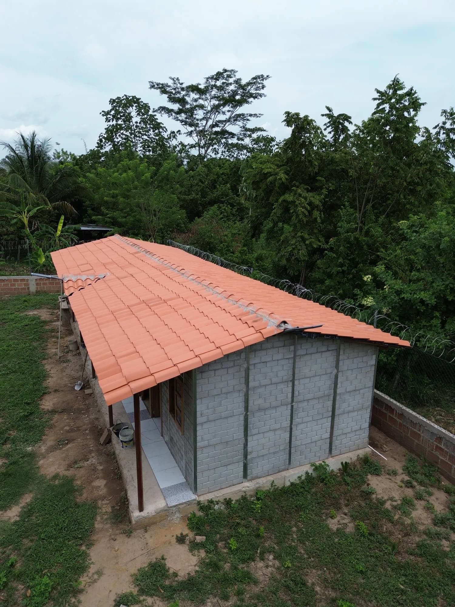 Casa prefabricada con cubierta de teja, vista superior