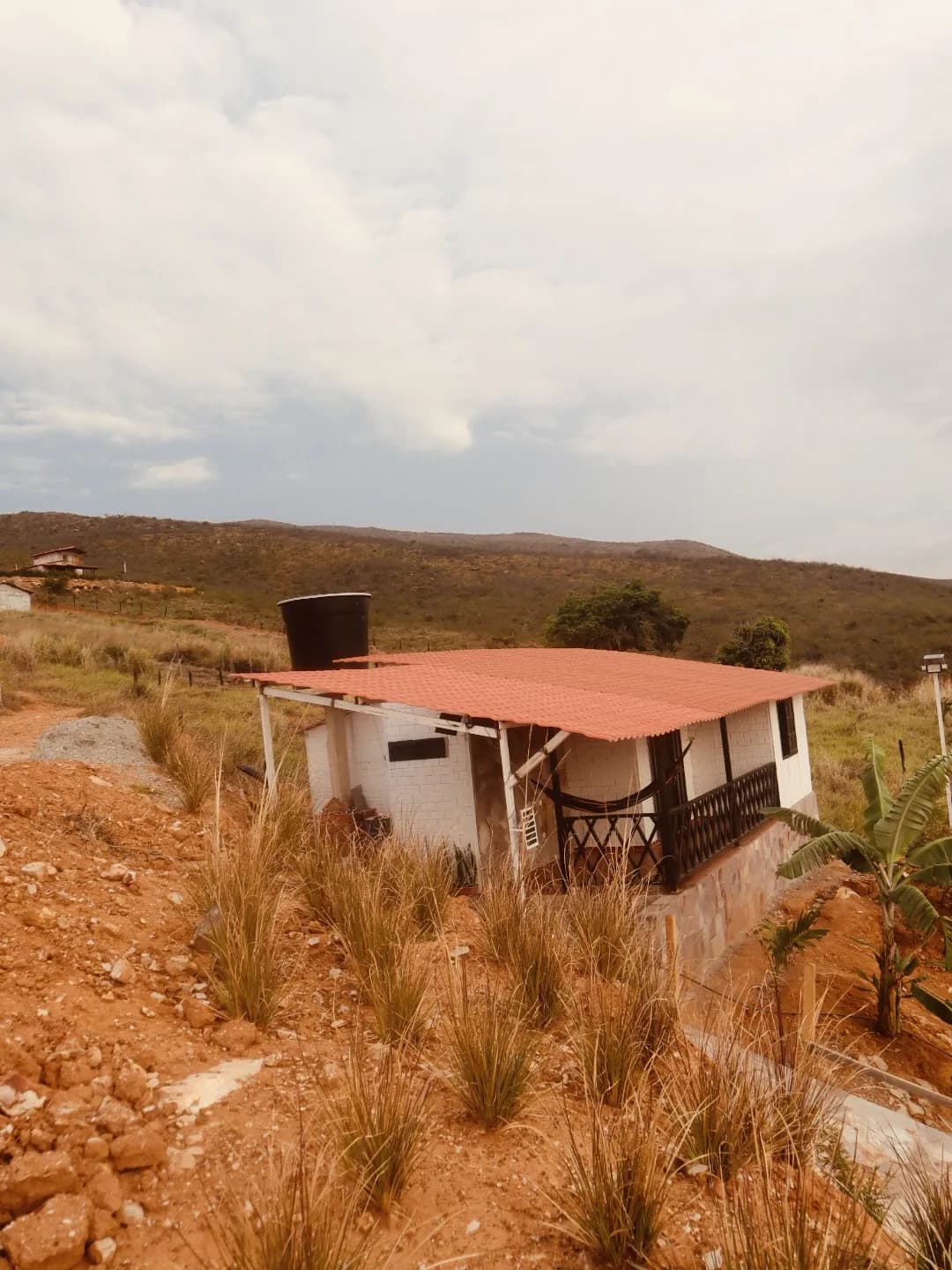 Casa prefabricada en proceso de instalación en Santander