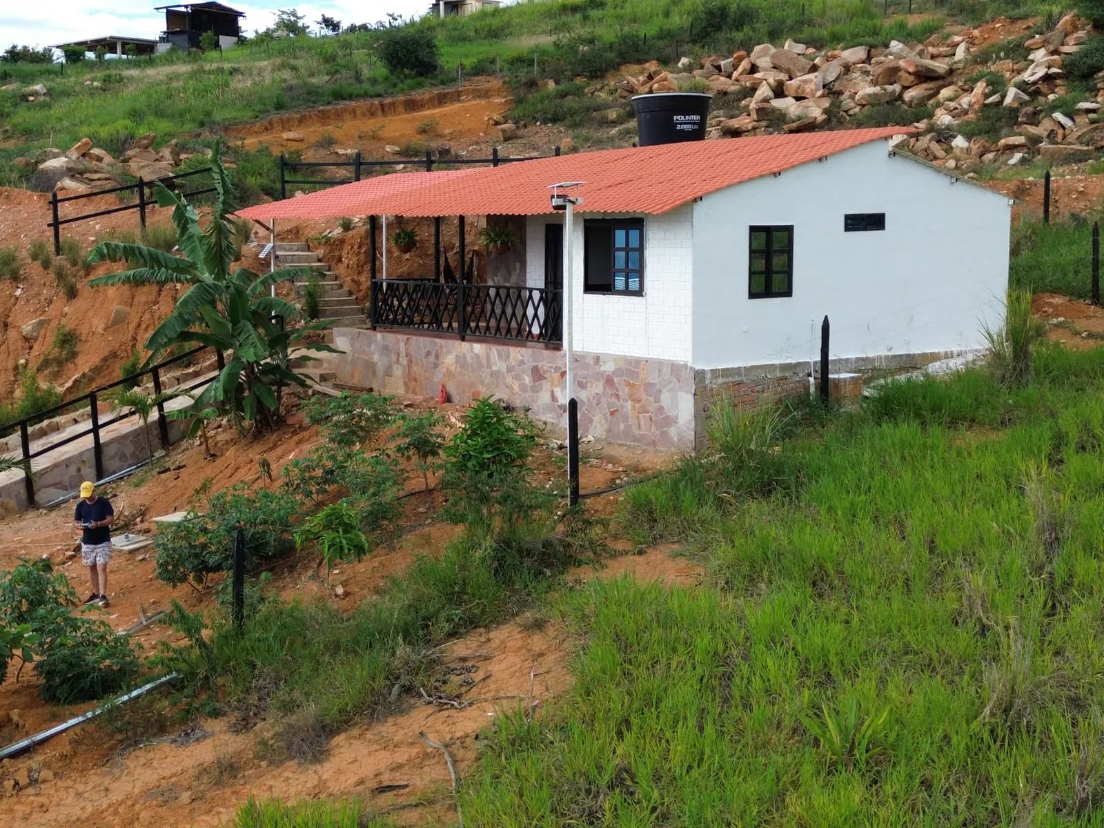 Casa prefabricada ConstruExpress terminada en ladera campestre