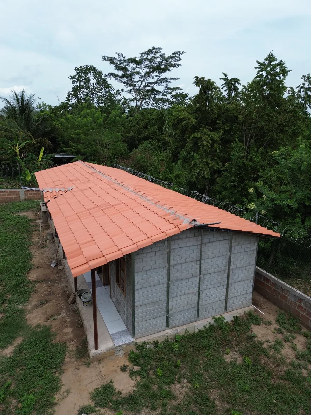 Vista aérea de cubierta de casa prefabricada en construcción