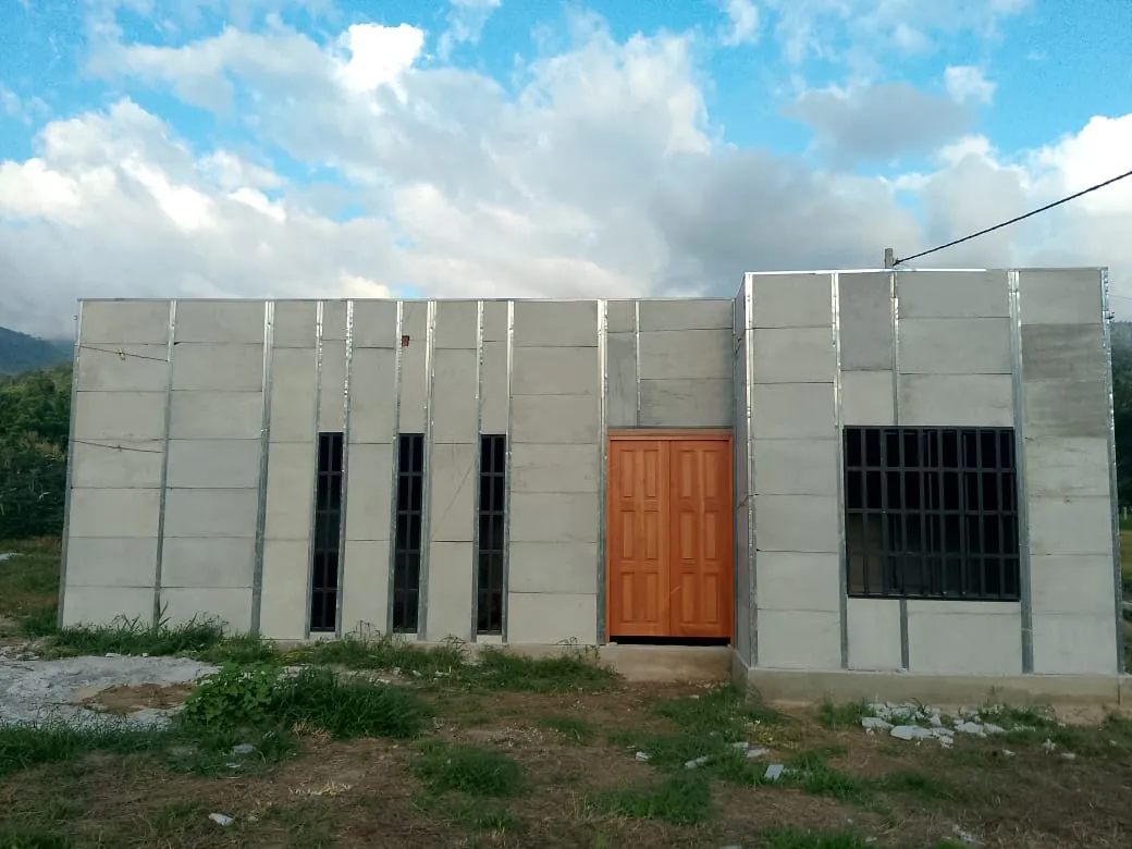 Casa prefabricada moderna en obra negra, fachada con ventanales