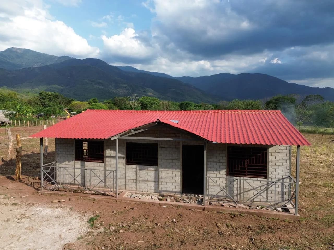 Casa prefabricada de un nivel en obra negra, vista lateral